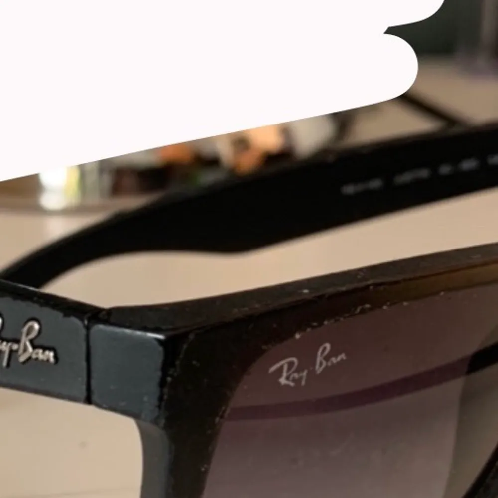 Ett par fina solglasögon  som jag köpt för 900+ som inte är så tvättade på bilderna men jag hade brotten så bakrundern  blev inte  heller bra   Men kommer tvätta de så de kommer vara rena skriv till mig om ni vill ha fler bilder så löser jag👍🏻. Övrigt.