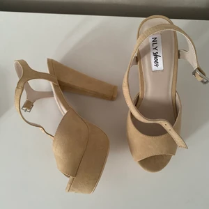 Nelly klackar  - Aldrig använda Storlek 39