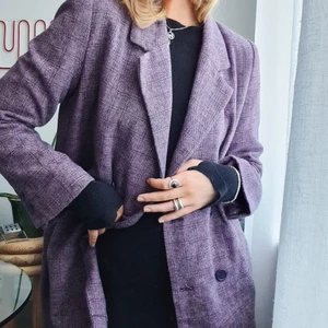 NA-KD: kavaj storlek 38 - En lila kavaj köpt från Na-kd. Den är lite oversized och går ca 10-15 cm ovanför knäna på mig, jag är 175 cm lång. Färgen representeras bäst på bild 1. En snygg lila färg som sticker ut lite på krogen!