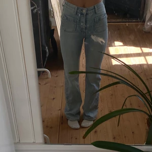 Utsvängda jeans! - Utsvängda jeans köpta på hm. Liten slitning längst ner på benen men annars som nya. Stretchiga material. Jag är 165 cm.  