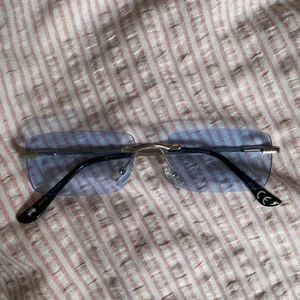 blåa solglasögon - köpta från gina för ngn månad sen & kom aldrig riktigt t användning  <3