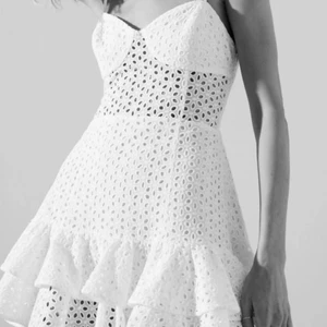 Klänning - Så fin klänning som är helt slutsåld, helt oanvänd!