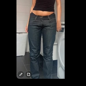 Lee jeans - Säljer mina lågmidjade Lee jeans som tyvärr inte kommer till användning. Är 1,69 och dem är långa på mig💕