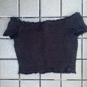 Svart töjbar tröja - Denna svarta tröja passar mig som har storlek 140