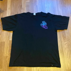 santa cruz t-shirt - Santa cruz t-shirt med neon tryck på bröst och rygg. Den är i 8/10 skick inga hål eller något sånt.