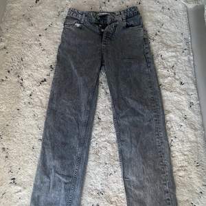 Säljer dessa zara jeans i storlek 32 och färg grå! Använda Max 3 gånger säljer pgr av att jag inte använder de men de e som nya! Säljer för 150!💖