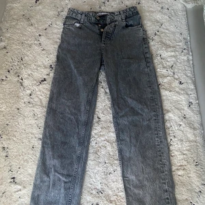 Zara jeans grå - Säljer dessa zara jeans i storlek 32 och färg grå! Använda Max 3 gånger säljer pgr av att jag inte använder de men de e som nya! Säljer för 150!💖
