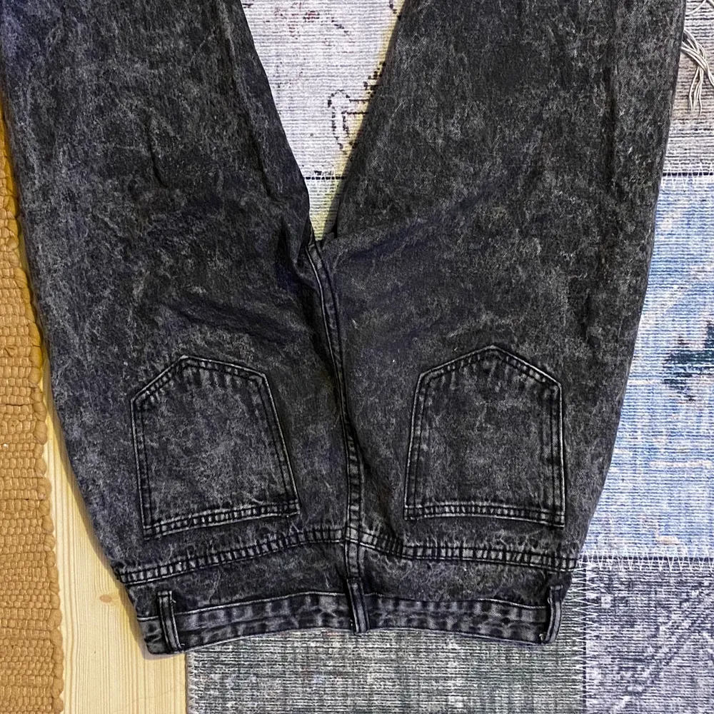(Förlåt för att bilderna hamnade uppochner) Coola jeans från shein med stora hål. Jätteskönt material. Bra kvalitet för att vara från shein!. Jeans & Byxor.