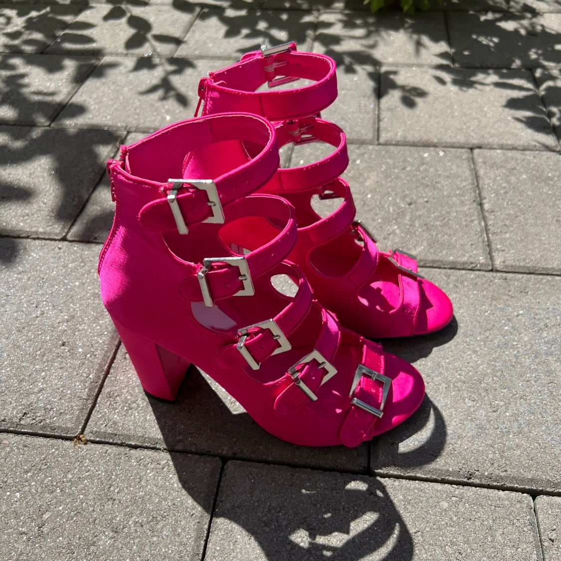 Knallrosa NA-KD klackar