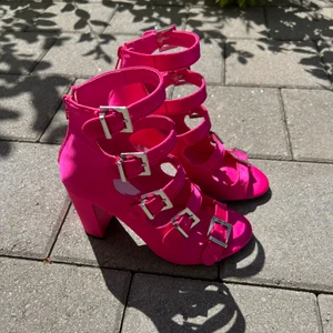 Knallrosa NA-KD klackar  - Strl 38, i nyskick (aldrig använda)