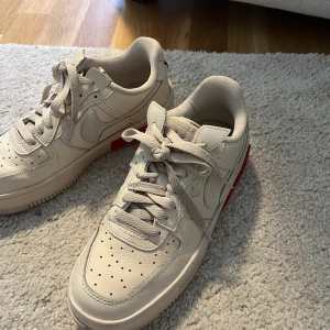 Nike Air Force - Säljer mina Nike skor som jag använt Max 5 gånger, Inköpta på JD sports. I köpet får man även med ett par skoblock som skyddar mot utslitning på skorna. Finns även kvitto! Kan mötas upp