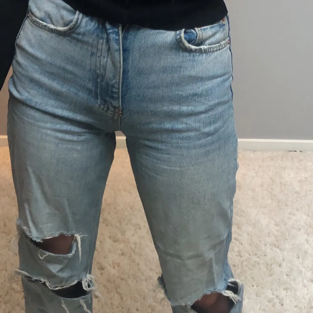 Snygga 90’s jeans från Gina Tricot. Säljer för att dem är alldeles för långa på mig (160cm)💕💕. Jeans & Byxor.