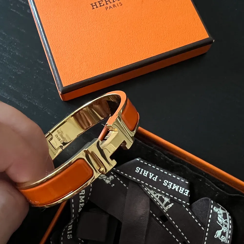 Det populära Hermés-armbandet i guld/orange!  Ordinarie pris 6300 kr! Använt endast 2-3 gånger, ser oanvänt ut. Boxen har däremot en fläck!  Köpt på NK i Stockholm! Använt . Övrigt.