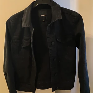 Jeans jacka - En super fin jeans jacka i storlek 36,den är i jättefint skick!🤩  Billigare vid snabb affär