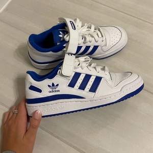 Blå skor från adidas