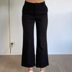 Kostymbyxor  - Byxor från Bikbok, jag är 155cm🤍köparen står för frakt på 49kr🤍