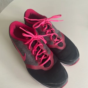 Nike Training skor (41) - Sparsamt använda träningsskor från Nike i strl 41.