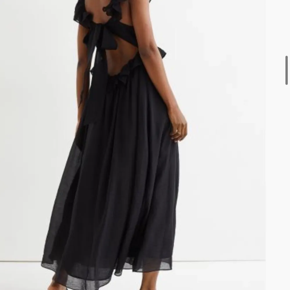 En svart lång klänning från hm. knyt band där bak. köpt för 399kr, mitt pris kan börja vid 350 kr. Jag har bara använt den EN gång. OBS ni står för FRAKTEN . Klänningar.