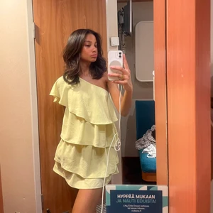 Zara volangklänning - Säljer denna supersnygga gula volangklänningen från Zara, nyskick! 💗 slutsåld på hemsidan