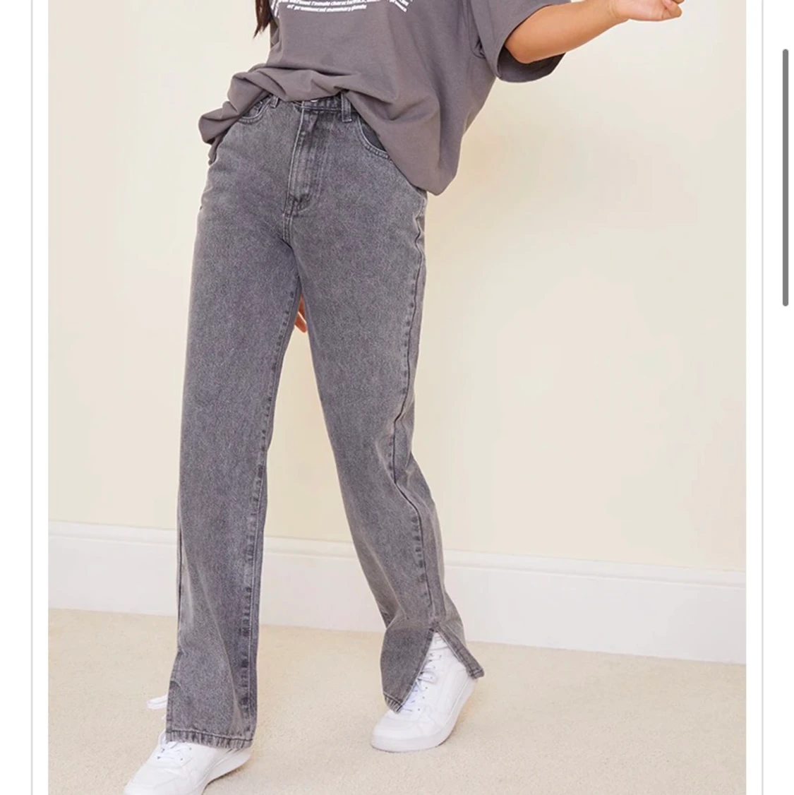 Ljusgråa jeans med slits