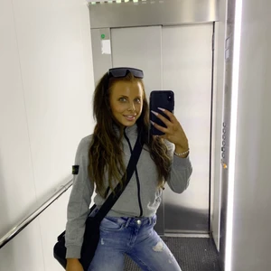 Stone Island - Äkta Stone Island - barntröja men passar mig som är storlek XS. Tröjan är i gott skick och har inga defekter. Egentligen en killtröja men spelar ingen roll.