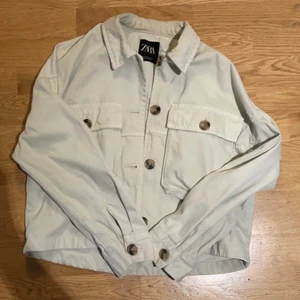 Sommar/höstjacka! - Sååå fin och trendig vår—>höst jacka! Den är i jeansmaterial och mintgröna i färgen Stl. S 