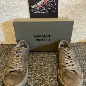Garment Project  - German Project skor, jätte fräscha och använda cirka 2 gånger Marknadsvärde: 1900kr Storlek: 44 Cond: 10/10  Jag fraktar, köper står för frakten