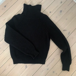 Svart stickad tröja NA-KD - Nyskick nästan aldrig använd. Från NA-KD, storlek s 