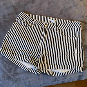 Svart-vita randiga damshorts i nyskick - Svart-vita randiga damshorts i nyskick •Storlek 38 •Använda 2 gånger, som nya •Pris: 50 kr 🚫Djurfritt och rökfritt hem 📍Kan mötes upp i Mölnlycke centrum 📬Kan skickas mot fraktkostnad (66 kr) 🌱Tvättade efter användning