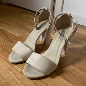 Klackskor - Sååå fina klackskor som endast är använda en utekväll. Så snygg färg!! Sammet material ish. Finns nån fläck på baksidan av skon men annars nyskick.