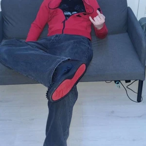 Säljer mina röda sulor knappt använda  - Riktig feta skor köpt för 10k säljer dom för 7500 box extra nitar snöre och kvitto finns 