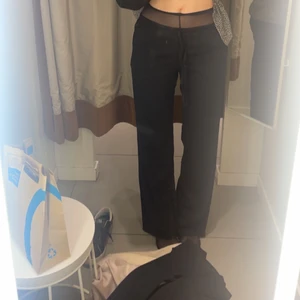 Lågmidjade linnebyxor  - lågmidjade linnebyxor från hm, som är helt oanvända med lappen och allt kvar bara testade i butik. På bilden har jag strumpbyxor under byxorna. Får ingen användning av dom. Ifall ni vill ha fler bilder på dom så skriv. Storlek M men passar mig som är xs/s