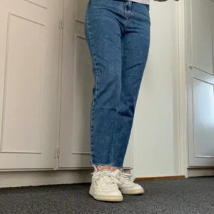 Blå jeans - Ett par blåa jeans från märket only. De har en high waist straight model och är i storlek 25/32. De sitter i ankellängd på mig som är 164 cm ungefär. Säljer då de är lite tajta på mig. 