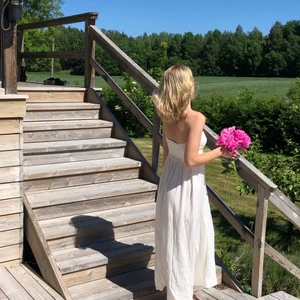 Långklänning  - Vit långklänning från h&m, endast använd 1 gång. Går att knyta den på olika sett. Slutsåld i XS, S och M på h&m:s hemsida 