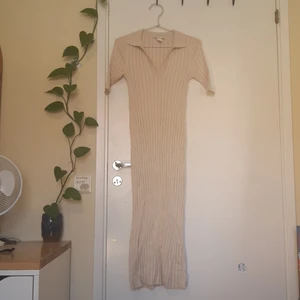 Stickad maxiklänning - Oanvänd. Ribbad klänning från monki, väldigt stretchig