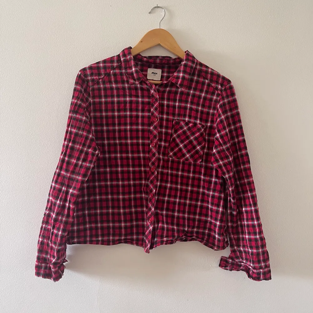 Red shirt/ cotton flannel from Max in an extra large size. Worn a couple of times. It’s very comfortable, soft and perfect for the summer but i think it’s time this shirt goes to a new home :). Skjortor.