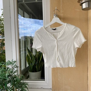 Vit topp  - Söt topp! Kan hämtas i Telefonplan alternativt fraktas och då står köparen för frakt 🌸