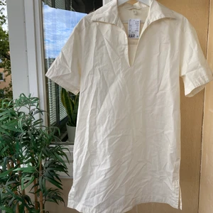 Klänning hm - Söt klänning som skulle behöva strykas hehe, lapparna kvar! Kan hämtas i Telefonplan alternativt fraktas och då står köparen för frakt 🌸