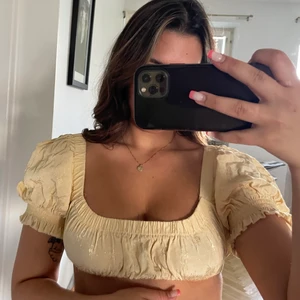 Topp - Jätte söt ljusgul topp med öppen rygg & grym kvalite.Perfekt till höga byxor/kjol💛