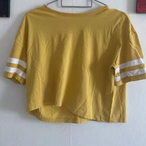 En H&M tröja utan någon skada, inte använd så ofta, bra skick, i storlek 158/164