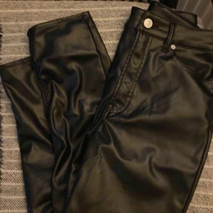 HM - Säljer ett par svarta skin byxor från hm.