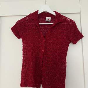 Köpt på second hand! Fin rödvins färgad stickad tröja! 