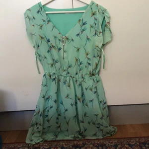 Klänning mintgrön  - Somrig mintgrön klänning med fågelmotiv.