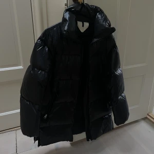 Dunjacka Arket - Ny fin dunjacka från Arket i strl S (passar mig som har XS/S). Lite oversized. Som sagt helt ny. Nypris 2000.