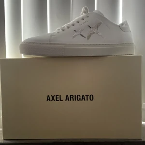 Axel Arigatos - Axel Arigato Clean 90 Bee Bird    Storlek 42 men är stora i storleken. 10/10 kondition, Aldrig använda. Köptes för 2400, Kvitto och Låda finns!