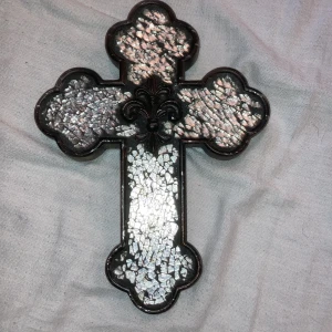 Kors - Ett jätte coolt kors som man kan hänga upp på tillexempel väggen Lite extra i frakt eftersom den väger lite mer  Kontakta mig om du är intresserad eller fler bilder 