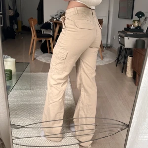 Cargobyxor zara - Säljer dessa cargobyxor från zara som inte kommit till användning. Skriv om du har frågor🤍🤍