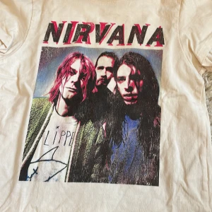 H&m divided Vit/beige nirvana tröja  - Skön och bara använt 3-4 gånger