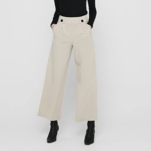 JDY Kostymbyxor beige - Helt oanvända kostymbyxor i storlek M x32. Lappen sipper kvar. Köpa på Zalando. 