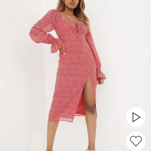 Nelly känning  - Lånad bild ifrån Nelly! Säljer nu min klänning ifrån Nelly som är helt ny (prislapp finns kvar!) säljer enbart för att den är lite stor. Storlek 40 men skulle absolut klassa den som en 38a då den är väldigt små i storleken! Köpt för 600kr säljer för 450kr